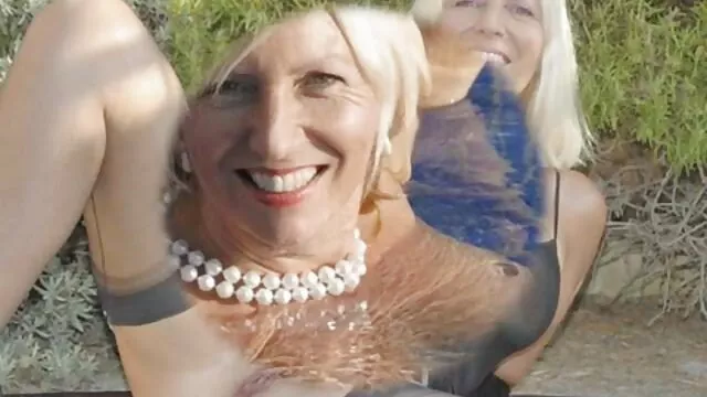سگ ماده زرق و برق دار fucks در او را برای انجمن کیر تو کس دات نت یک مدت طولانی