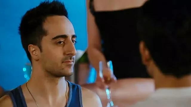 Pouty خوش تیپ میله فیلم سکسی انجمن در استخر در مقابل یک