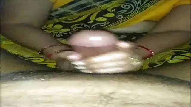 سگ ماده نشسته بر روی یک تورم لاستیک اسباب انجمن کیر و کوس بازی