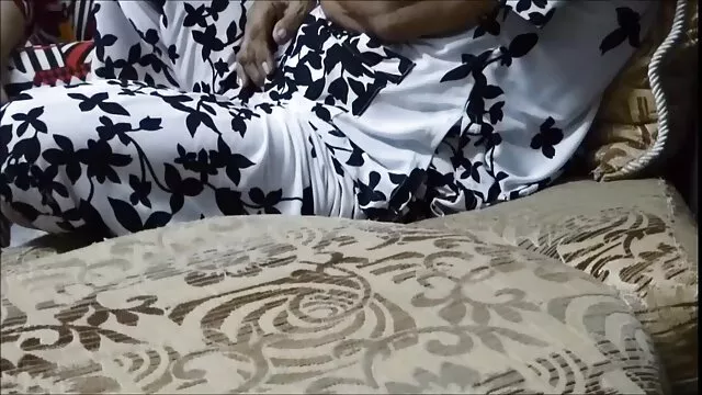 سگ لوتی کوس ماده نوجوان تقدیر در دهان