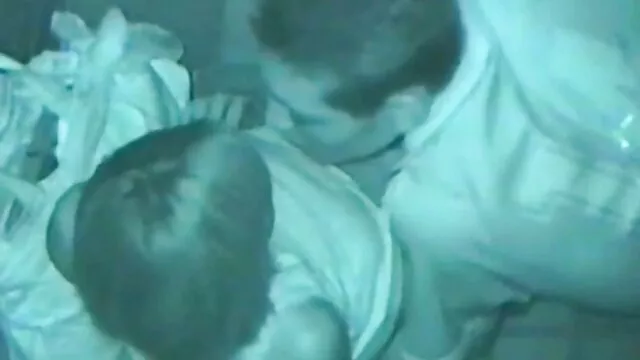 دو مرد بزرگ تیره زن پستان شاد در کوچه و خیابان و انجمن کیر و کس دعوت آنها را برای رفتن به یک آپارتمان خاص به برخی از پاپ