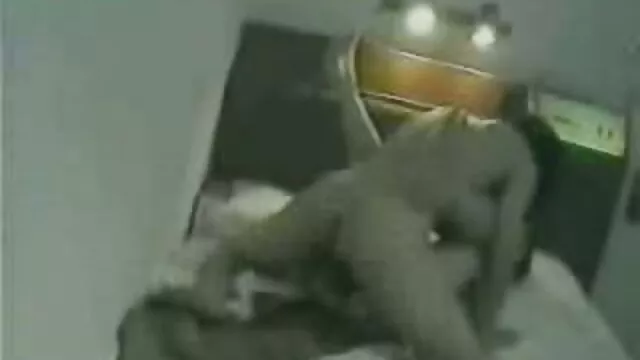 شلخته جوان فقط نشست و شروع به بازی در گوشی کرد ، فراموش کرد که یک دامن کوتاه فرصتی برای دیدن انجمن کیر در کس کسی که می بیند